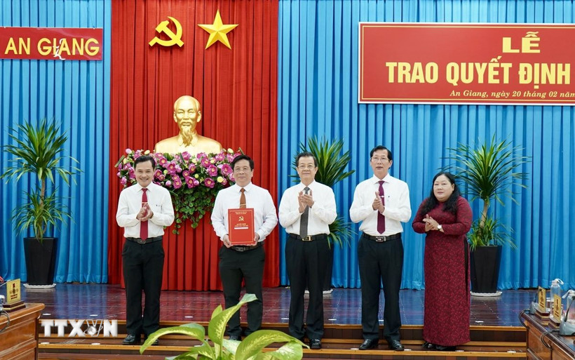 Lãnh đạo tỉnh An Giang trao Quyết định Bí thư, Phó Bí thư Đảng ủy Ủy ban Nhân dân tỉnh An Giang. (Ảnh: Thanh Sang/TTXVN)