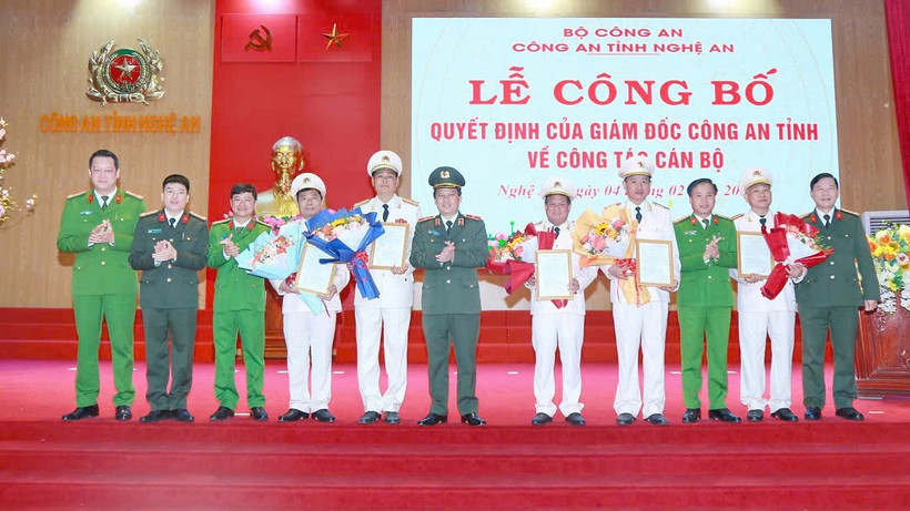 Các đồng chí Lãnh đạo Công an tỉnh Nghệ An chụp ảnh lưu niệm với các đồng chí nghỉ công tác, chờ hưởng chế độ hưu trí. (Nguồn: Công an Nghệ an)