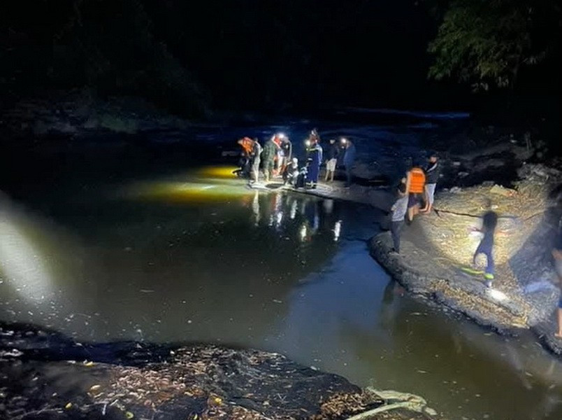 Lực lượng chức năng tìm kiếm nạn nhân.