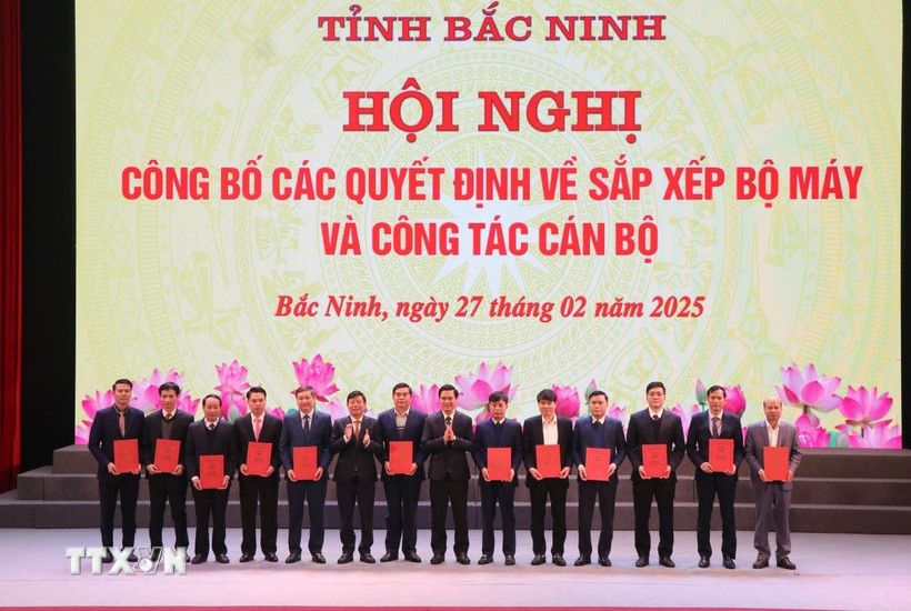 Trao Quyết định bổ nhiệm các lãnh đạo Sở, ban tỉnh Bắc Ninh. (Ảnh: Thanh Thương/TTXVN)
