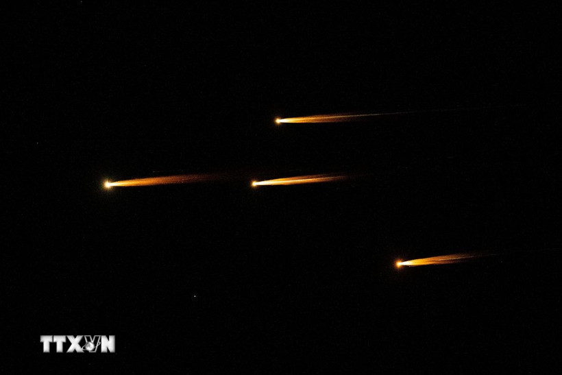 Các vệt sáng trên bầu trời Jerusalem (Israel) sau vụ phóng tên lửa của Iran nhằm đáp trả các vụ tấn công của lực lượng Israel tối 13/6/2025. (Ảnh: THX/TTXVN)