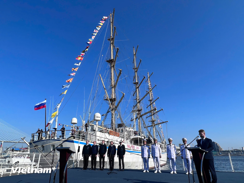 Lễ bàn giao tàu nghiên cứu khoa học “Giáo sư Gagarinsky.” (Ảnh: Vietnam+)