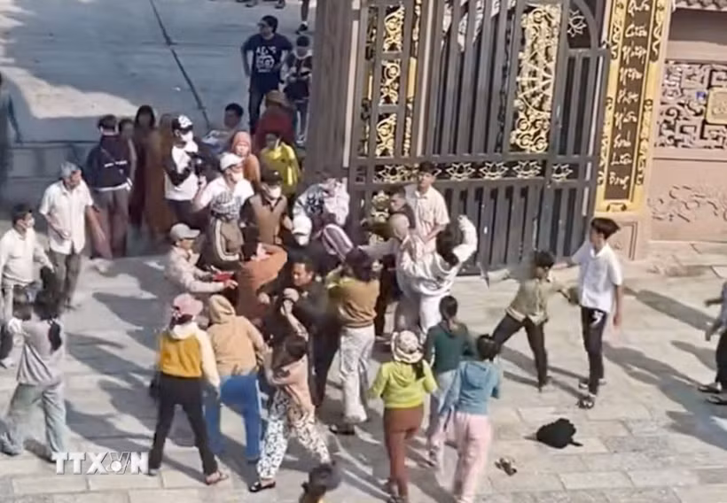 Băng nhóm dàn cảnh cướp giật tài sản, cố ý gây thương tích tại chùa Kim Tiên, thị xã Tịnh Biên, An Giang được camera ghi lại. (Ảnh: TTXVN phát)