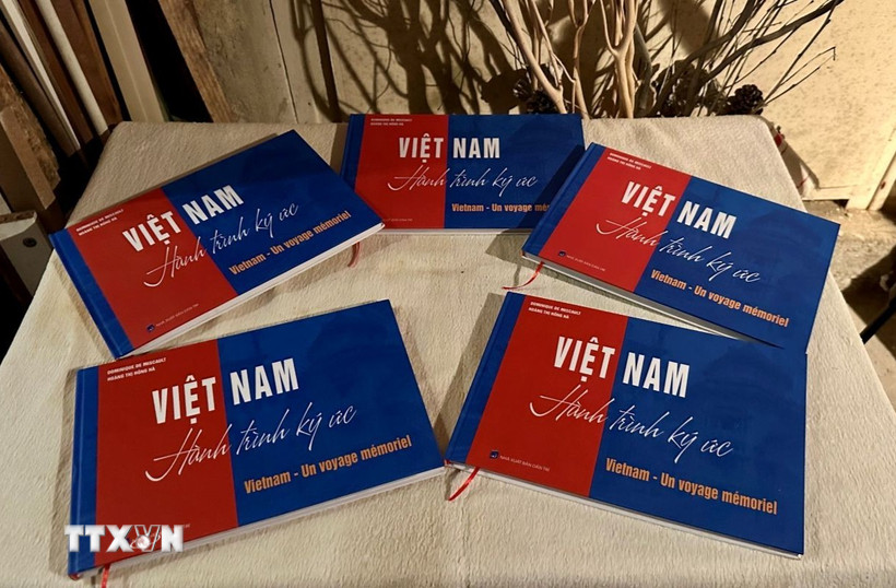 Trang bìa cuốn sách ảnh đề "Việt Nam - Hành trình ký ức" (Vietnam - Un voyage mémoriel). (Ảnh: Thu Hà/TTXVN)