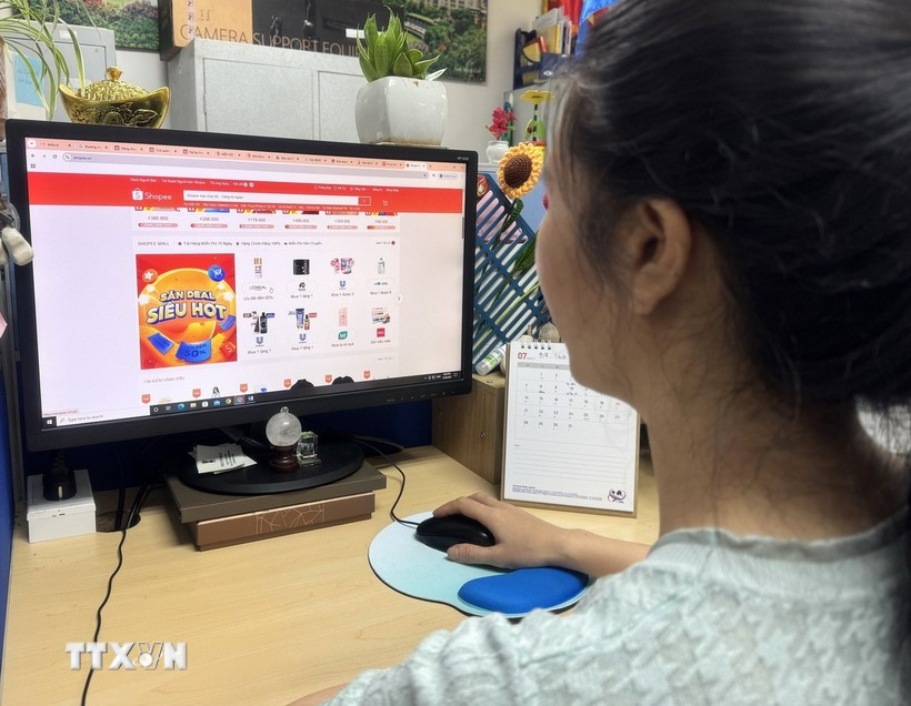 Người dân mua sắm trực tuyến. (Ảnh minh họa: Hương Giang/TTXVN)