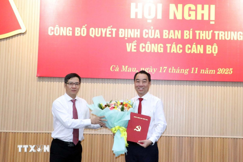 Ông Nguyễn Thành Tâm, Phó trưởng Ban Tổ chức Trung ương trao quyết định của Ban Bí thư điều động, bổ nhiệm cho ông Lữ Quang Ngời. (Ảnh: Trung Hiếu/TTXVN)