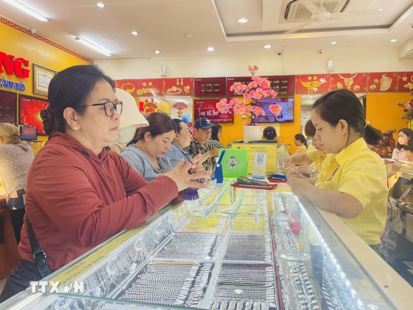 Người dân thành phố Hồ Chí Minh mua vàng trong ngày giá vàng tăng cao. (Ảnh: Hương Giang/TTXVN)