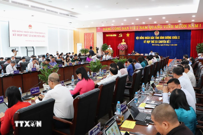 Bình Dương thông qua Nghị quyết về việc tán thành chủ trương sắp xếp đơn vị hành chính cấp tỉnh, cấp xã. (Ảnh: Văn Hướng/TTXVN)