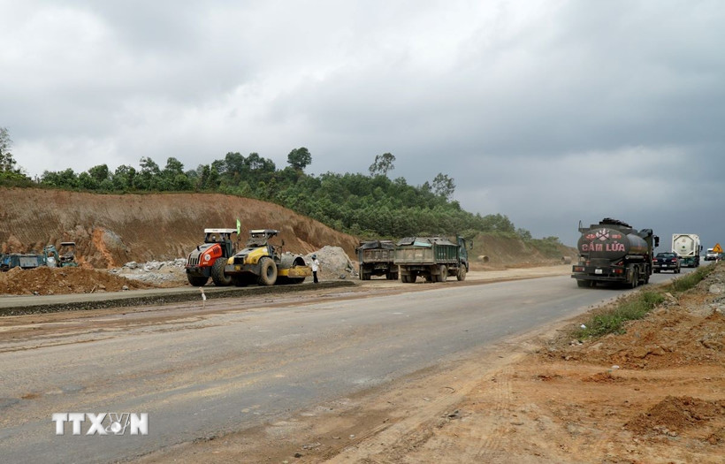 Các phương tiện lưu thông trên đoạn đường thuộc Dự án xây dựng đường cao tốc Hòa Liên-Túy Loan. (Ảnh: Quốc Dũng/TTXVN)
