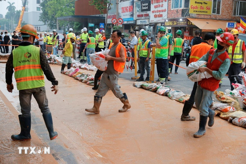 Công nhân đang nỗ lực khắc phục sự cố. (Ảnh: Minh Quyết/TTXVN)