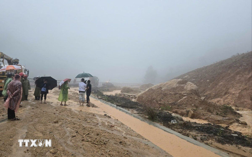 Sạt lở khu vực đèo Khánh Lê (tỉnh Khánh Hòa). (Ảnh: Đặng Tuấn/TTXVN)