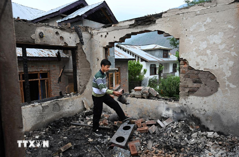 Ngôi nhà bị phá hủy trong cuộc giao tranh giữa quân đội Ấn Độ và Pakistan. (Ảnh: THX/TTXVN)