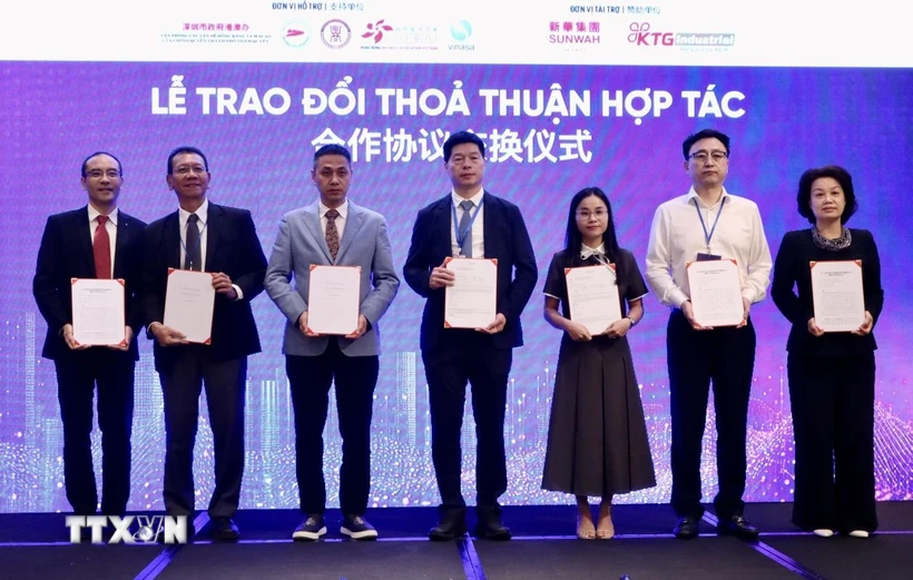 Representatives of Vietnamese and Chinese businesses discussed cooperation agreements at the forum. (Photo: Xuan Anh/VNA)