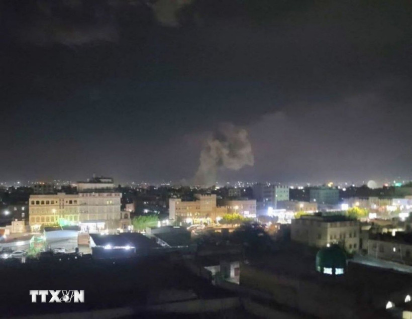 Khói bốc lên sau cuộc không kích tại Sanaa, Yemen, ngày 15/3/2025. (Ảnh: THX/TTXVN)