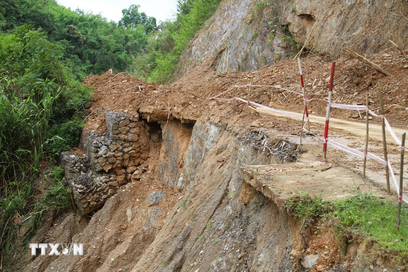 Điểm sạt lở nghiêm trọng trên Quốc lộ 16 đoạn thuộc bản Na Lợt (xã Nhôn Mai, tỉnh Nghệ An). (Ảnh: Xuân Tiến/TTXVN)