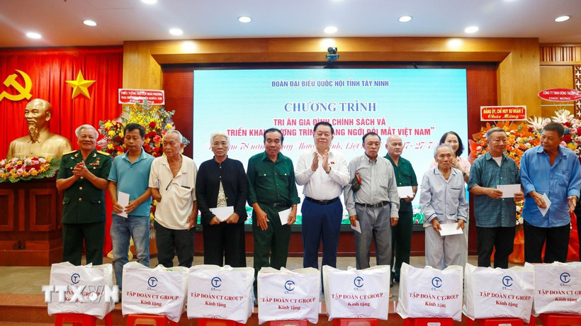 Trưởng Ban Tuyên giáo và Dân vận Trung ương Nguyễn Trọng Nghĩa trao tặng quà cho các gia đình chính sách, người có công với cách mạng. (Ảnh: Giang Phương/TTXVN)