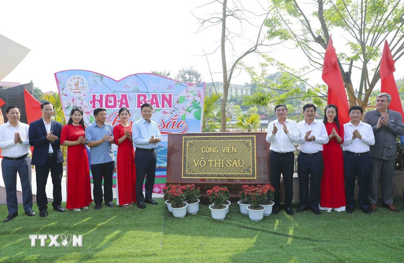 Phó Thủ tướng Lê Thành Long cùng các đại biểu gắn biển tên Công viên Võ Thị Sáu tại phường Noong Bua, thành phố Điện Biên Phủ. (Ảnh: Xuân Tư/TTXVN)