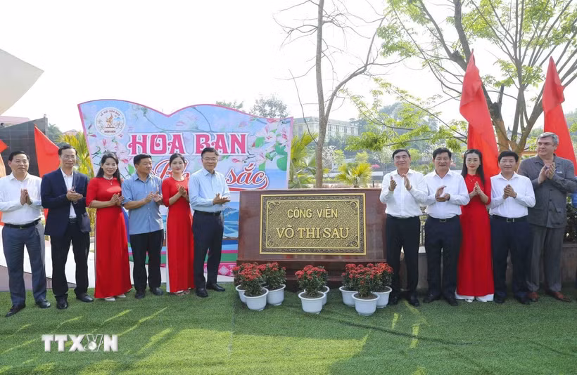 Phó Thủ tướng Lê Thành Long cùng các đại biểu gắn biển tên Công viên Võ Thị Sáu tại phường Noong Bua, thành phố Điện Biên Phủ. (Ảnh: Xuân Tư/TTXVN)