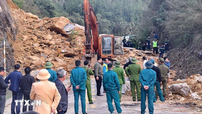 Lượng chức năng tìm kiếm, cứu nạn tại hiện trường. (Ảnh: TTXVN phát)