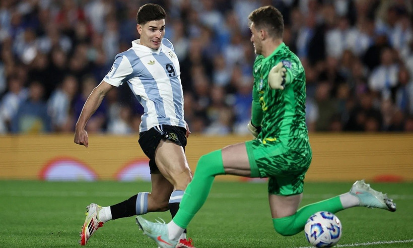 Julian Alvarez giúp Argentina gieo sầu cho Brazil. (Nguồn: Reuters)