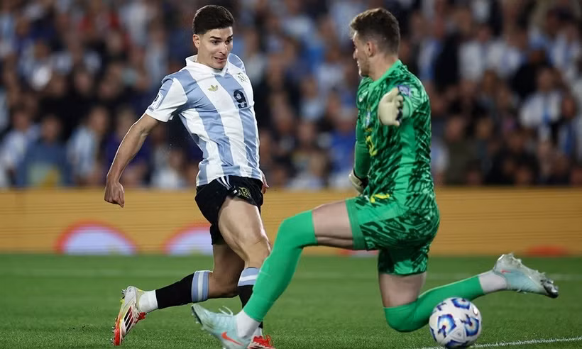 Julian Alvarez giúp Argentina gieo sầu cho Brazil. (Nguồn: Reuters)