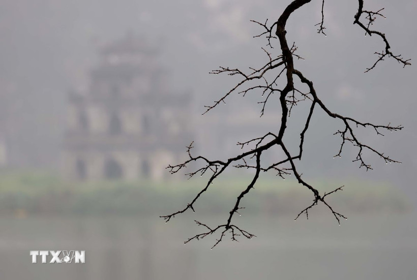 Hà Nội sáng sớm có sương mù, sương mù nhẹ. (Ảnh: Nhật Anh/TTXVN)