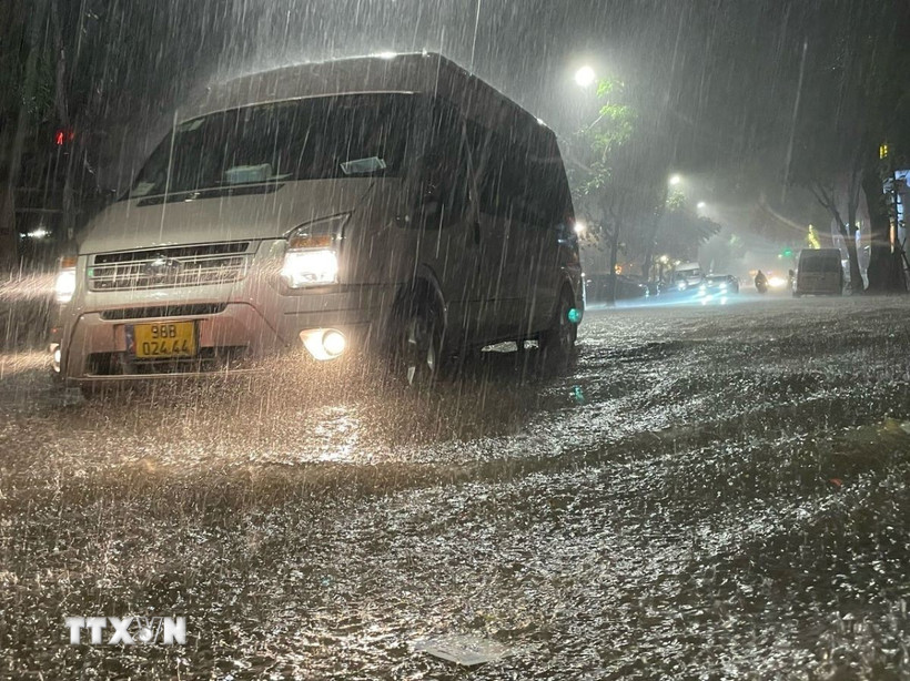 Mua lớn. (Ảnh: An Đăng/TTXVN)