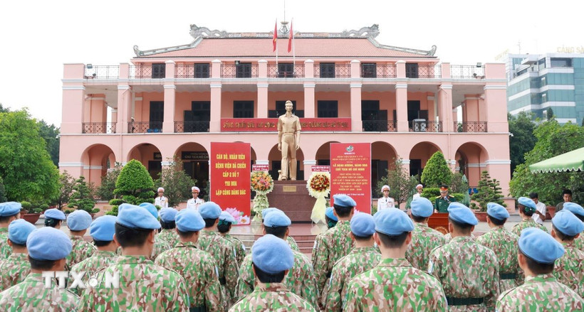 Cán bộ, chiến sỹ của Bệnh viện Dã chiến cấp 2 số 7 dâng hương trước tượng đài Bác Hồ tại Bảo tàng Hồ Chí Minh - Chi nhánh Thành phố Hồ Chí Minh. (Ảnh: Đinh Hằng/TTXVN)