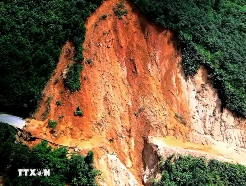 Khối lượng đất đá làm gẫy đứt khoảng 20m tại Km 24+800 (đỉnh suối Láo) thuộc tuyến đường Tỉnh lộ 433, xã Cao Sơn. (Ảnh: TTXVN phát)