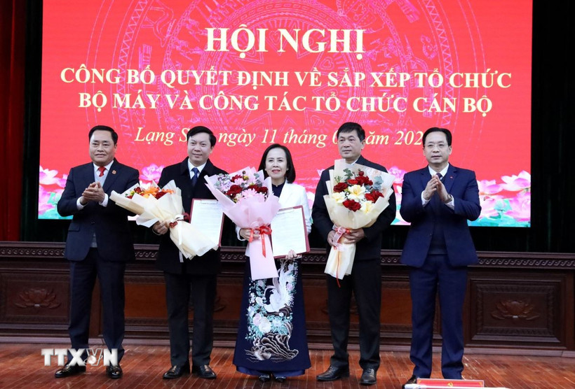 Lãnh đạo tỉnh Lạng Sơn trao Quyết định cho Bí thư và các Phó Bí thư Đảng bộ các cơ quan Đảng tỉnh. (Ảnh: Văn Đạt/TTXVN)