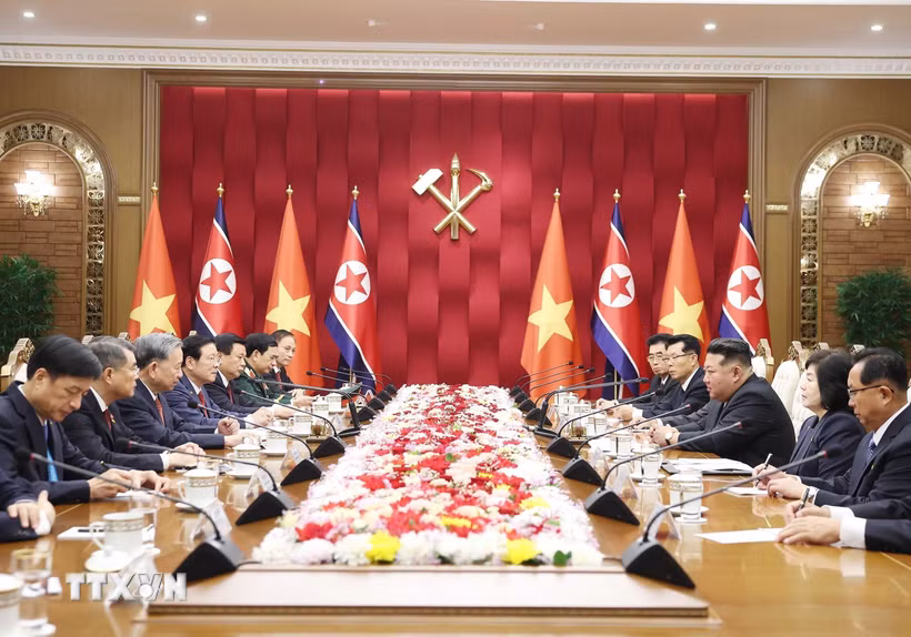 Tổng Bí thư Tô Lâm hội đàm với Tổng Bí thư, Chủ tịch Quốc vụ CHDCND Triều Tiên Kim Jong Un. (Ảnh: Thống Nhất/TTXVN)