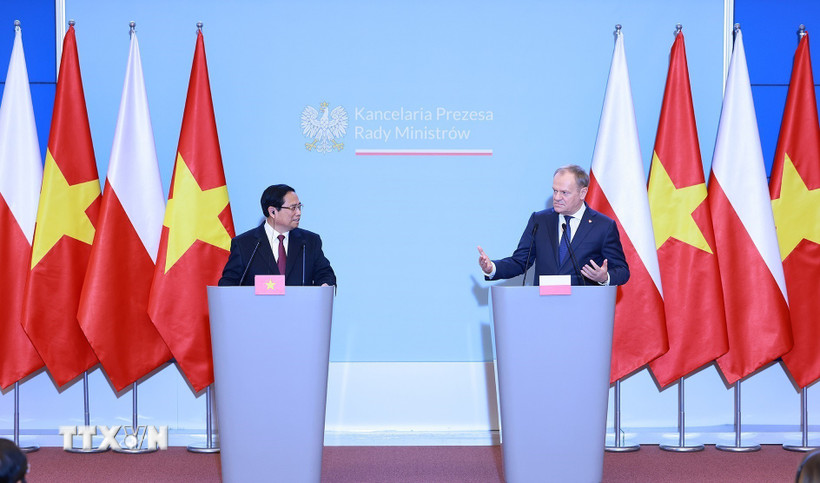 Thủ tướng Phạm Minh Chính và Thủ tướng Ba Lan Donald Tusk gặp gỡ báo chí hai nước sau hội đàm. (Ảnh: Dương Giang/TTXVN)
