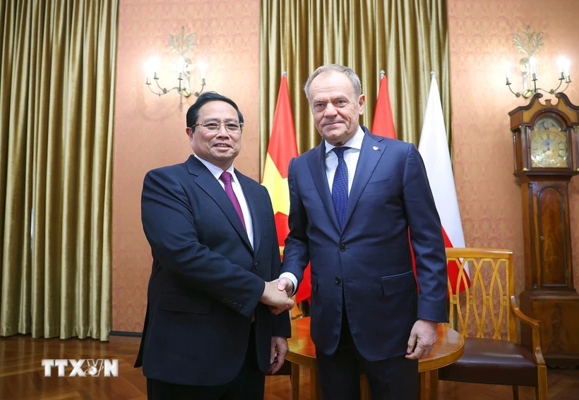 Thủ tướng Phạm Minh Chính gặp hẹp Thủ tướng Cộng hòa Ba Lan Donald Tusk. (Ảnh: Dương Giang/TTXVN)