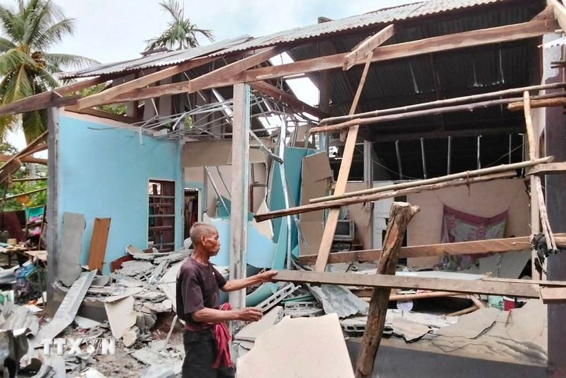 Một ngôi nhà ở tỉnh Ubon Ratchathani, Thái Lan, bị phá hủy do trúng đạn pháo trong xung đột biên giới với Campuchia. (Ảnh: THX/TTXVN)
