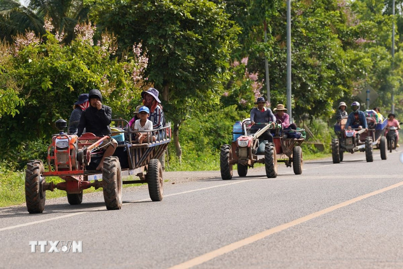 Người dân đi sơ tán tránh xung đột tại Oddar Meanchey, Campuchia. (Ảnh: THX/TTXVN)