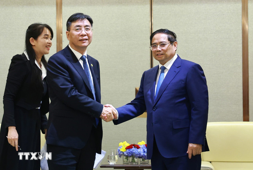 Thủ tướng Phạm Minh Chính tiếp ông Shen Bo, Tổng giám đốc Tập đoàn COMAC. (Ảnh: Dương Giang/TTXVN)