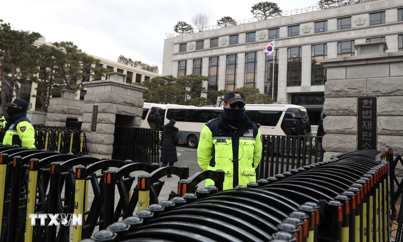 Cảnh sát gác bên ngoài Tòa án Hiến pháp ở Seoul, nơi diễn ra phiên luận tội Tổng thống Hàn Quốc Yoon Suk Yeol, ngày 25/2/2025. (Ảnh: THX/TTXVN)