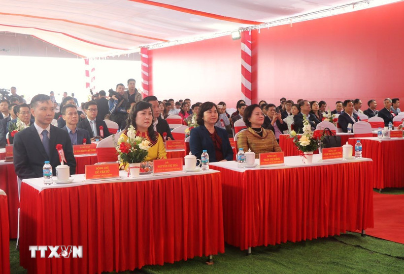 Phó Thủ tướng Chính phủ Phạm Thị Thanh Trà (hàng 1, ngoài cùng bên phải) cùng các đại biểu tại Lễ khởi công. (Ảnh: Thanh Thương/TTXVN)