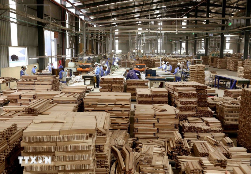 Sản xuất đồ gỗ xuất khẩu. (Ảnh: Vũ Sinh/TTXVN)