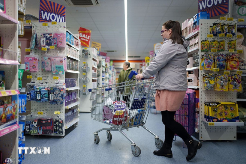 Người tiêu dùng mua sắm tại siêu thị ở Manchester, Anh. (Ảnh: THX/TTXVN)