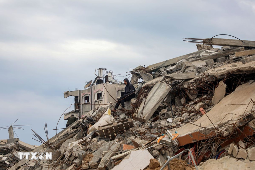Đống đổ nát sau các cuộc không kích của Israel xuống Dải Gaza ngày 9/2/2025. (Ảnh: THX/TTXVN)