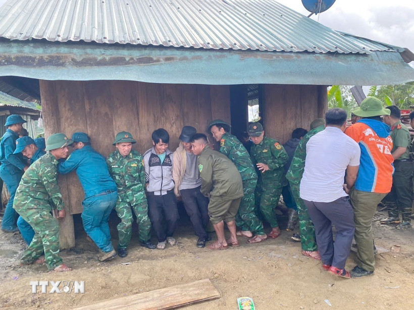Di chuyển nhà trong vùng sạt lở thôn Pứt, xã Hùng Sơn, thành phố Đà Nẵng đến nơi an toàn. (Ảnh: Bộ đội biên phòng thành phố Đà Nẵng cung cấp/TTXVN phát)