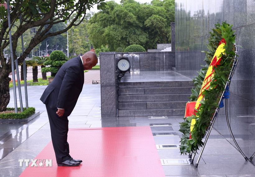 Tổng thống nước Cộng hòa Nam Phi Matamela Cyril Ramaphosa đặt hoa, vào Lăng viếng Chủ tịch Hồ Chí Minh. (Ảnh: Văn Điệp/TTXVN)