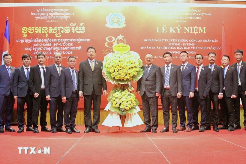 Lãnh đạo Bộ Nội vụ Campuchia chúc mừng Cơ quan đại diện Bộ Công an Việt Nam tại Campuchia. (Ảnh: Quang Anh/TTXVN)