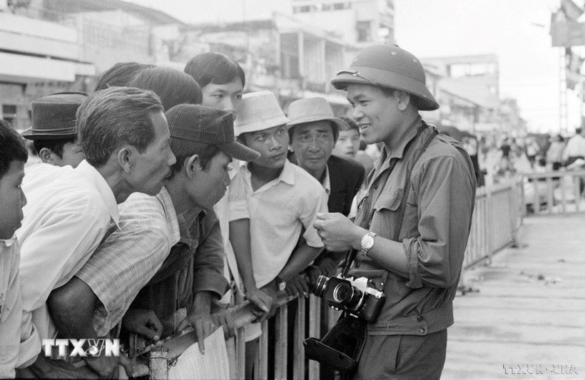 Phóng viên Hứa Kiểm của Thông tấn xã Việt Nam gặp gỡ quần chúng nhân dân Sài Gòn để đưa tin, ảnh về thắng lợi của Chiến dịch Hồ Chí Minh lịch sử 1975, giải phóng hoàn toàn miền Nam, thống nhất đất nước. (Ảnh: TTXVN)