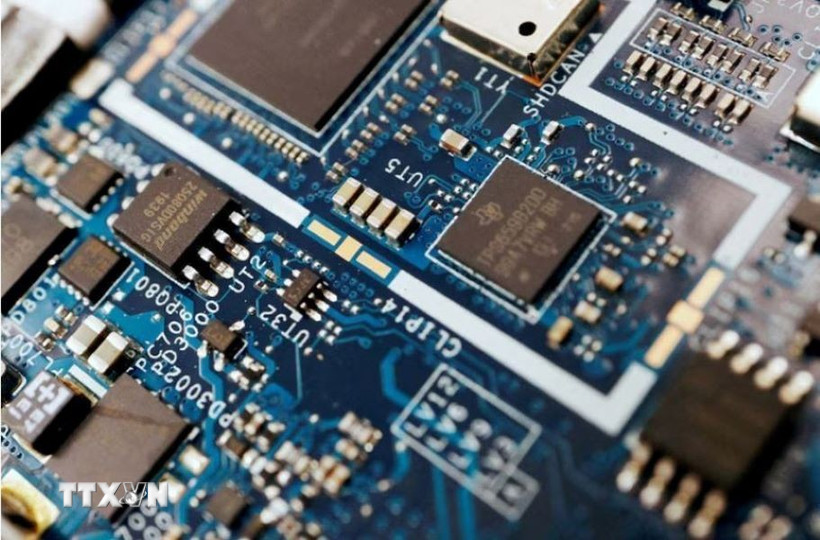 Chip bán dẫn trên một bản mạch máy tính. (Ảnh: Reuters/TTXVN)