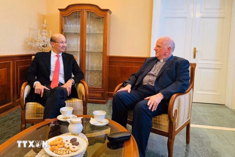 Đại sứ Việt Nam tại Hungary Bùi Lê Thái tại cuộc gặp Sứ thần Tòa Thánh Vatican, ông Michael W. Banach, Trưởng đoàn Ngoại giao tại Hungary. (Ảnh: TTXVN phát)