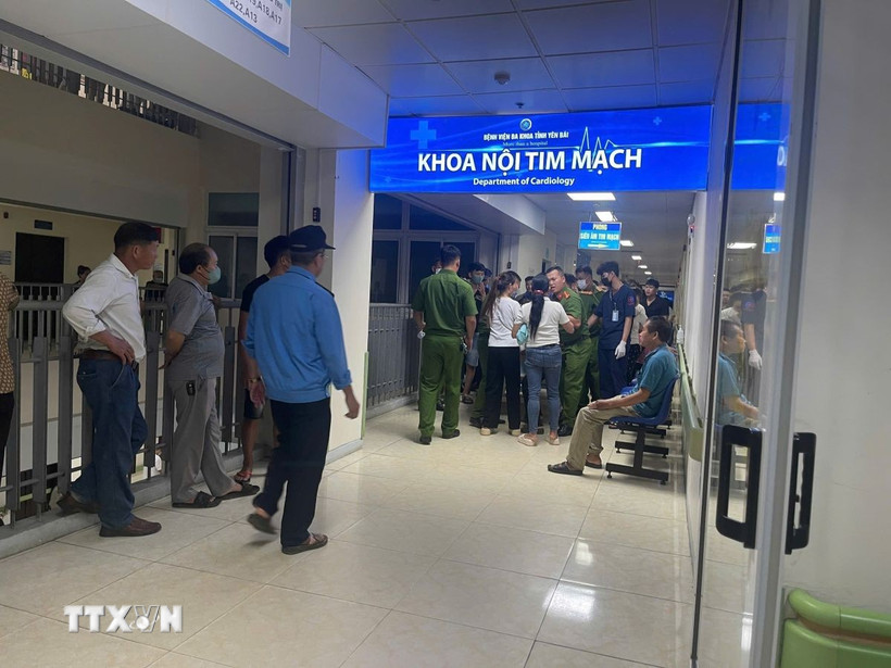 Lực lượng chức năng điều tra, làm rõ vụ việc nữ bệnh nhân 48 tuổi tử vong đột ngột tại Khoa Tim mạch, Bệnh viện Đa khoa số 1 tỉnh Lào Cai. (Ảnh: Đinh Thùy/TTXVN)