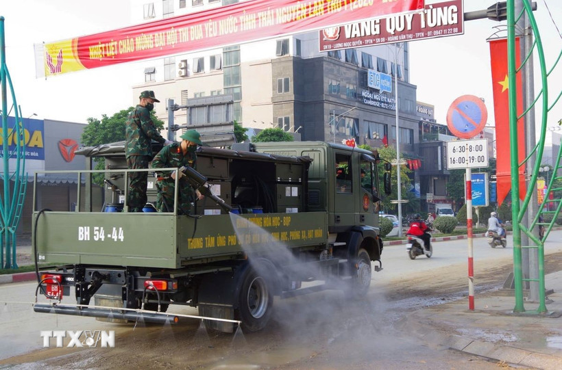 Cán bộ, chiến sỹ Binh chủng Hóa học (Bộ Quốc phòng) sử dụng phương tiện đặc chủng phun khử khuẩn các tuyến đường trung tâm tỉnh Thái Nguyên sau ngập úng. (Ảnh: Hoàng Nguyên/TTXVN)