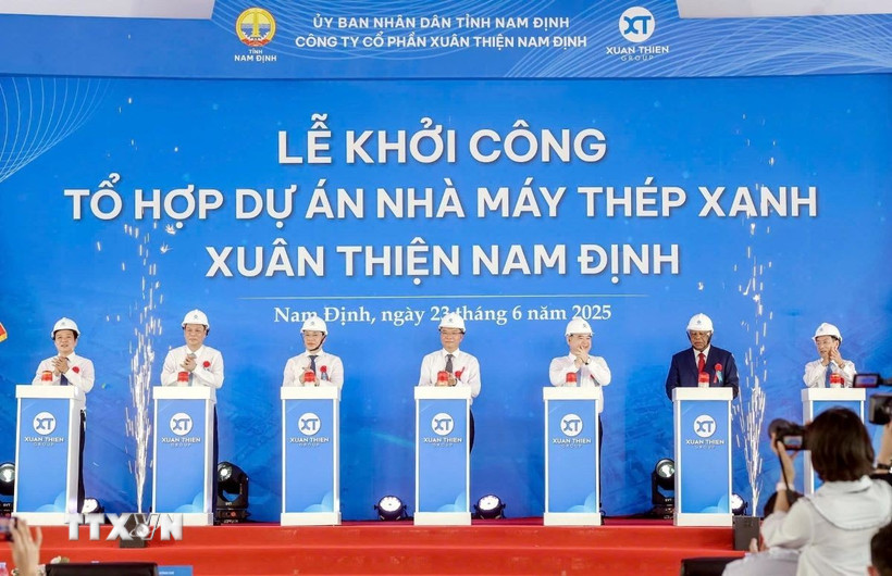 Các đại biểu thực hiện nghi lễ khởi công dự án. (Ảnh: Thái Thuần/TTXVN)